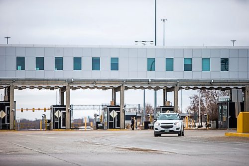 MIKAELA MACKENZIE / WINNIPEG FREE PRESS

One lone car crosses the border from the United States to Canada in Emerson on Wednesday, March 25, 2020. For Danielle da Silva story.
Winnipeg Free Press 2020