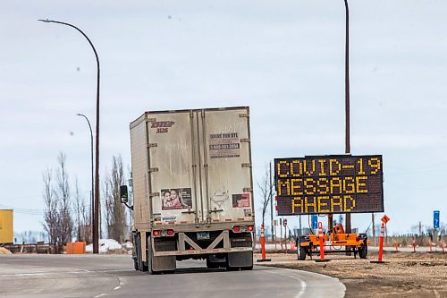 MIKAELA MACKENZIE / WINNIPEG FREE PRESS

Signage tells travellers to self-isolate for 14 days upon arrival in Canada at the border of United States in Emerson on Wednesday, March 25, 2020. For Danielle da Silva story.
Winnipeg Free Press 2020