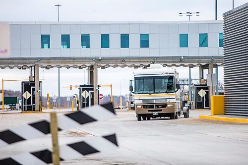 MIKAELA MACKENZIE / WINNIPEG FREE PRESS

An RV crosses the border from the United States to Canada in Emerson on Wednesday, March 25, 2020. For Danielle da Silva story.
Winnipeg Free Press 2020