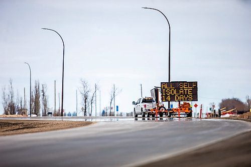 MIKAELA MACKENZIE / WINNIPEG FREE PRESS

Signage tells travellers to self-isolate for 14 days upon arrival in Canada at the border of United States in Emerson on Wednesday, March 25, 2020. For Danielle da Silva story.
Winnipeg Free Press 2020