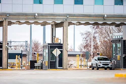 MIKAELA MACKENZIE / WINNIPEG FREE PRESS

One lone car crosses the border from the United States to Canada in Emerson on Wednesday, March 25, 2020. For Danielle da Silva story.
Winnipeg Free Press 2020