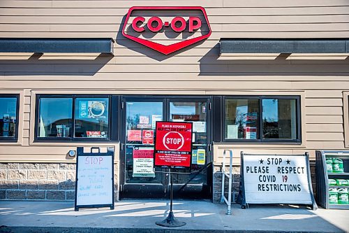 MIKAELA MACKENZIE / WINNIPEG FREE PRESS

Signs warning customers not to enter if they've been travelling or are symptomatic at the Co-op gas bar in Morris on Wednesday, March 25, 2020. For Danielle da Silva story.
Winnipeg Free Press 2020