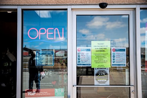 MIKAELA MACKENZIE / WINNIPEG FREE PRESS

Signs warning customers not to enter if they've been travelling or are symptomatic at Bigway Foods in Morris on Wednesday, March 25, 2020. For Danielle da Silva story.
Winnipeg Free Press 2020