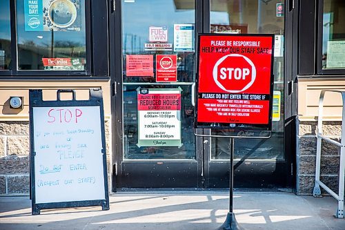 MIKAELA MACKENZIE / WINNIPEG FREE PRESS

Signs warning customers not to enter if they've been travelling or are symptomatic at the Co-op gas bar in Morris on Wednesday, March 25, 2020. For Danielle da Silva story.
Winnipeg Free Press 2020