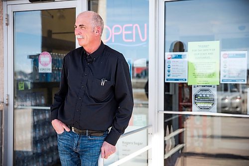 MIKAELA MACKENZIE / WINNIPEG FREE PRESS

Pat Schmitke, owner of Bigway Foods, poses for a portrait at his store in Morris on Wednesday, March 25, 2020. For Danielle da Silva story.
Winnipeg Free Press 2020