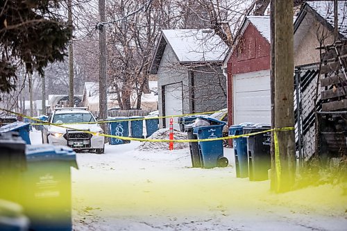 MIKAELA MACKENZIE / WINNIPEG FREE PRESS

Police on the scene of a 'suspicious incident' in the back lane on the 200 block of Lansdowne Avenue in Winnipeg on Thursday, March 26, 2020. 
Winnipeg Free Press 2020