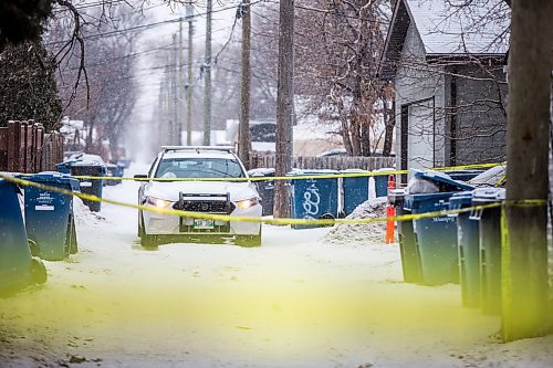 MIKAELA MACKENZIE / WINNIPEG FREE PRESS

Police on the scene of a 'suspicious incident' in the back lane on the 200 block of Lansdowne Avenue in Winnipeg on Thursday, March 26, 2020. 
Winnipeg Free Press 2020