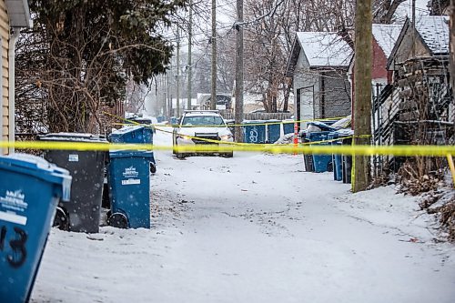 MIKAELA MACKENZIE / WINNIPEG FREE PRESS

Police on the scene of a 'suspicious incident' in the back lane on the 200 block of Lansdowne Avenue in Winnipeg on Thursday, March 26, 2020. 
Winnipeg Free Press 2020