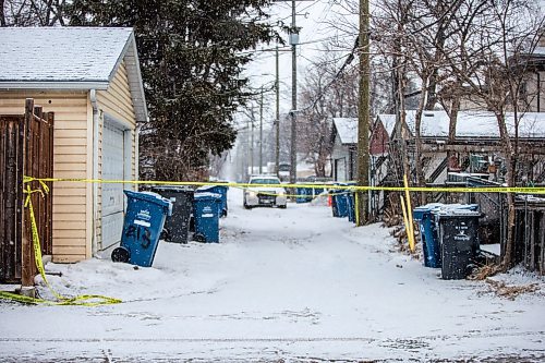 MIKAELA MACKENZIE / WINNIPEG FREE PRESS

Police on the scene of a 'suspicious incident' in the back lane on the 200 block of Lansdowne Avenue in Winnipeg on Thursday, March 26, 2020. 
Winnipeg Free Press 2020