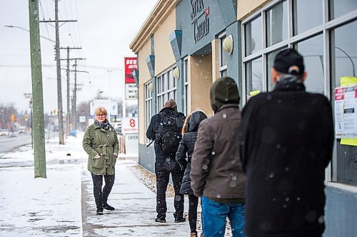 MIKAELA MACKENZIE / WINNIPEG FREE PRESS

Cheryl Tymchak stands in line at Service Canada on St. Mary's Road in Winnipeg on Thursday, March 26, 2020. For JS story.
Winnipeg Free Press 2020