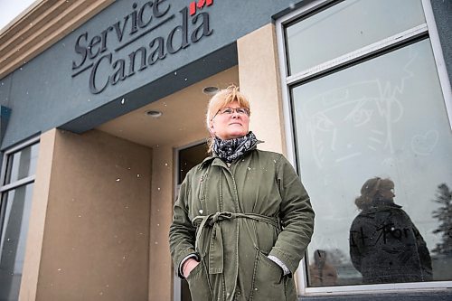 MIKAELA MACKENZIE / WINNIPEG FREE PRESS

Cheryl Tymchak stands in line at Service Canada on St. Mary's Road in Winnipeg on Thursday, March 26, 2020. For JS story.
Winnipeg Free Press 2020