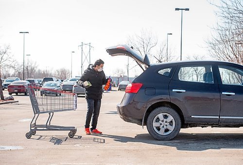 Mike Sudoma / Winnipeg Free Press
Mandeep Singh loads groceries into his vehicle after an afternoon of shopping at Costco Wholesale Thursday.
March 26, 2020