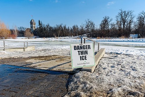 JESSE BOILY / WINNIPEG FREE PRESS
Thin ice sign at Assiniboine Park on Thursday, March 26, 2020. 
Reporter: