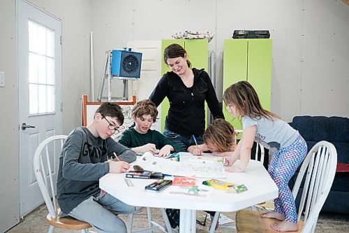 Mike Sudoma / Winnipeg Free Press
Rhonda Funk oversees here children (left to right) Timothy, Cody, Kianna, and Sophie do their work as she is now their teacher since their school has been shut down because pf the CoVid 19 virus pandemic
March 26, 2020