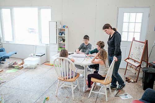 Mike Sudoma / Winnipeg Free Press
Rhonda Funk oversees here children (left to right) Timothy, Cody, Kianna, and Sophie do their work as she is now their teacher since their school has been shut down because pf the CoVid 19 virus pandemic
March 26, 2020