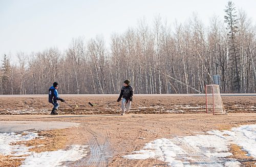 Mike Sudoma / Winnipeg Free Press
Brothers (left to right) Cody and Timothy Funk can now enjoy recess playing hockey outside their house instead of at school now that schooling has gone online and schools are shutdown because fo the CoVid 19 Virus.
March 26, 2020