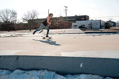 Mike Sudoma / Winnipeg Free Press
Skateboarder, Ben Deveau, takes a skate break in between clearing the snow at Sargeant Park Skatepark Thursday afternoon
March 26, 2020