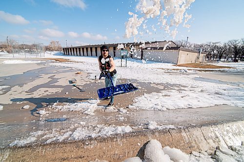 Mike Sudoma / Winnipeg Free Press
Skateboarder, Ben Deveau, works hard Thursday afternoon as he shovels snow away from a bank at Sargrant Park skatepark Thursday afternoon so he and others can enjoy the skatepark during warmer weather coming in the next few days
March 26, 2020