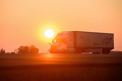 Mike Sudoma / Winnipeg Free Press
A Day & Ross semi truck makes its way down Highway 1, East of Winnipeg as the sun sets Thursday evening,
March 26, 2020