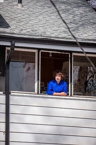 MIKAELA MACKENZIE / WINNIPEG FREE PRESS

Artist Natalie Baird poses in her window in Winnipeg on Thursday, March 26, 2020. 
Winnipeg Free Press 2020