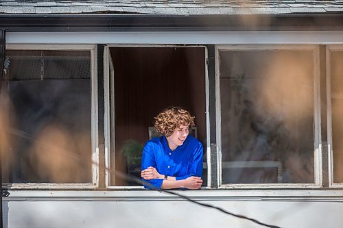 MIKAELA MACKENZIE / WINNIPEG FREE PRESS

Artist Natalie Baird poses in her window in Winnipeg on Thursday, March 26, 2020. 
Winnipeg Free Press 2020