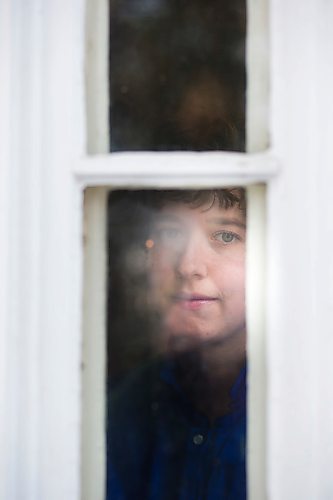 MIKAELA MACKENZIE / WINNIPEG FREE PRESS

Artist Natalie Baird poses in her window in Winnipeg on Thursday, March 26, 2020. 
Winnipeg Free Press 2020