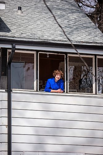 MIKAELA MACKENZIE / WINNIPEG FREE PRESS

Artist Natalie Baird poses in her window in Winnipeg on Thursday, March 26, 2020. 
Winnipeg Free Press 2020