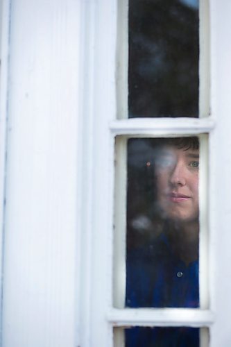 MIKAELA MACKENZIE / WINNIPEG FREE PRESS

Artist Natalie Baird poses in her window in Winnipeg on Thursday, March 26, 2020. 
Winnipeg Free Press 2020