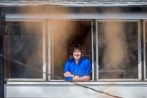 MIKAELA MACKENZIE / WINNIPEG FREE PRESS

Artist Natalie Baird poses in her window in Winnipeg on Thursday, March 26, 2020. 
Winnipeg Free Press 2020