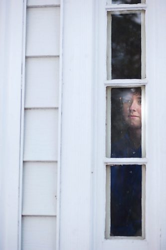 MIKAELA MACKENZIE / WINNIPEG FREE PRESS

Artist Natalie Baird poses in her window in Winnipeg on Thursday, March 26, 2020. 
Winnipeg Free Press 2020