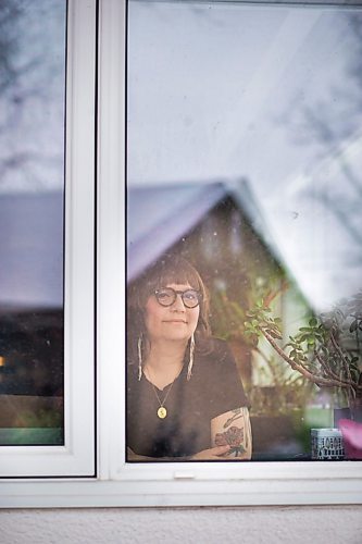 MIKAELA MACKENZIE / WINNIPEG FREE PRESS

Stacey Abramson, high school art teacher, poses in a window in her house in Winnipeg on Thursday, March 26, 2020. She's been self-isolated since March 14th, and sent out a drawing prompt to some of her classes to find inspiration by drawing the view from their windows.
Winnipeg Free Press 2020