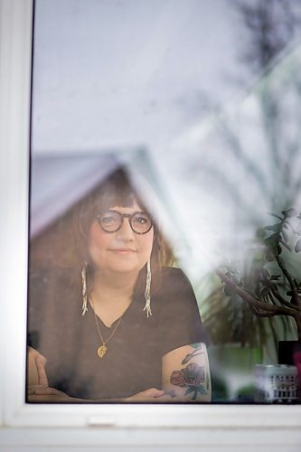 MIKAELA MACKENZIE / WINNIPEG FREE PRESS

Stacey Abramson, high school art teacher, poses in a window in her house in Winnipeg on Thursday, March 26, 2020. She's been self-isolated since March 14th, and sent out a drawing prompt to some of her classes to find inspiration by drawing the view from their windows.
Winnipeg Free Press 2020