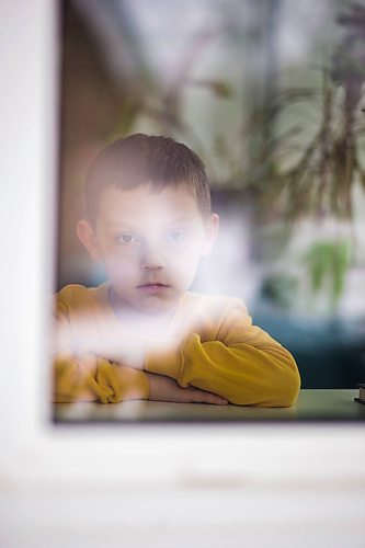 MIKAELA MACKENZIE / WINNIPEG FREE PRESS

Louis Chevrefils, 6, poses for a portrait in his window in Winnipeg on Thursday, March 26, 2020. 
Winnipeg Free Press 2020