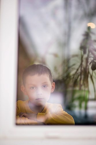 MIKAELA MACKENZIE / WINNIPEG FREE PRESS

Louis Chevrefils, 6, poses for a portrait in his window in Winnipeg on Thursday, March 26, 2020. 
Winnipeg Free Press 2020