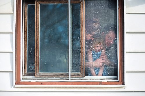MIKAELA MACKENZIE / WINNIPEG FREE PRESS

Chantal DeGagne, Josey Krahn, and Eloïse Krahn (2) pose for a portrait in their window in Winnipeg on Friday, March 27, 2020. They have been self-isolated since March 8th, when their toddler was sick.
Winnipeg Free Press 2020