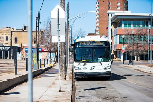 MIKAELA MACKENZIE / WINNIPEG FREE PRESS

A bus sign reminds people to practice social distancing on Pacific Avenue in the East Exchange in Winnipeg on Friday, March 27, 2020. 
Winnipeg Free Press 2020