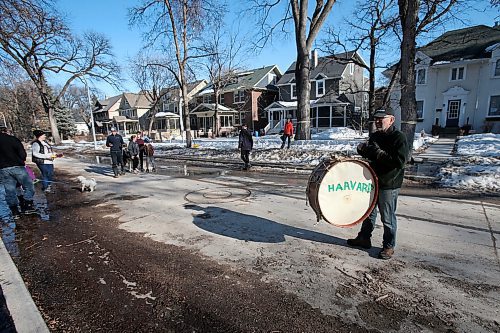 SHANNON VANRAES / WINNIPEG FREE PRESS
Allan Fineblit beats a large drum while leading a "no talent" marching band down Harvard St. in Winnipeg, March 27, 2020. Neighbours organized the march as a way to stay physically distant, but socially connected.