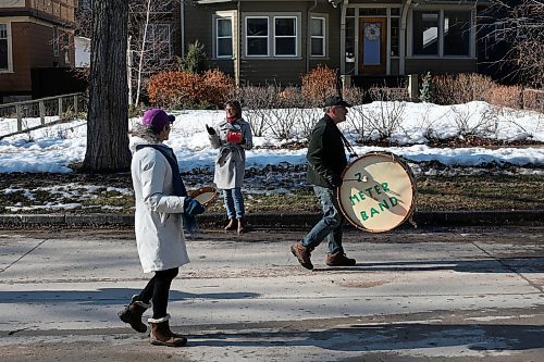 SHANNON VANRAES / WINNIPEG FREE PRESS
Allan Fineblit beats a large drum while leading a "no talent" marching band down Harvard St. in Winnipeg, March 27, 2020. Neighbours organized the march as a way to stay physically distant, but socially connected.