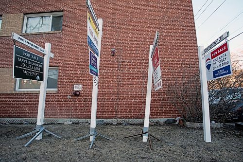 SHANNON VANRAES / WINNIPEG FREE PRESS
Realty signs advertise available condos in front of a building on Corydon Ave. in Winnipeg on March 27, 2020.