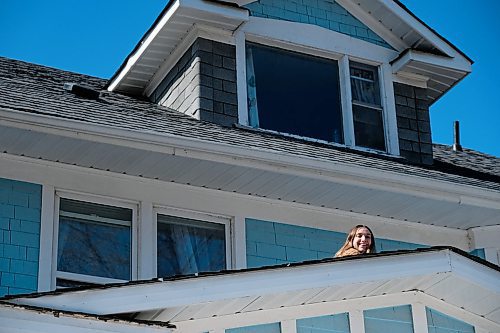 Daniel Crump / Winnipeg Free Press. Jane Ackerman lives on the second floor of a house in Wolseley., so for her going outside means sunning on the roof top. March 28, 2020.