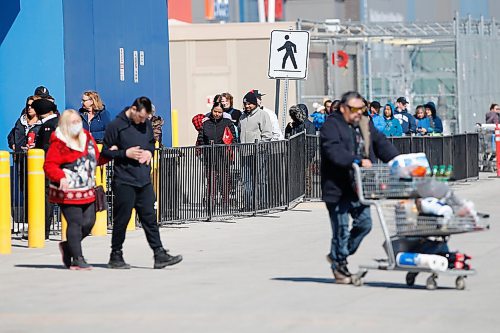 JOHN WOODS / WINNIPEG FREE PRESS
People stand in line at a McPhillips Street store during COVID-19 social positioning protocols in Winnipeg Sunday, March 29, 2020. 


Reporter: Macintosh