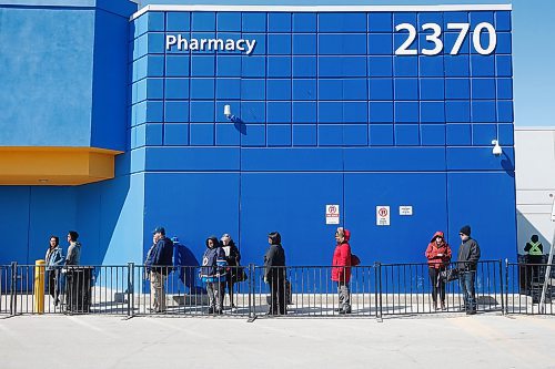 JOHN WOODS / WINNIPEG FREE PRESS
People stand in line at a McPhillips Street store during COVID-19 social positioning protocols in Winnipeg Sunday, March 29, 2020. 


Reporter: Macintosh