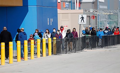 JOHN WOODS / WINNIPEG FREE PRESS
People stand in line at a McPhillips Street store during COVID-19 social positioning protocols in Winnipeg Sunday, March 29, 2020. 

Reporter: Macintosh