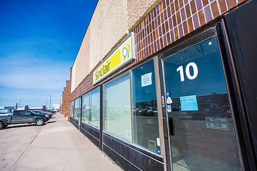 MIKAELA MACKENZIE / WINNIPEG FREE PRESS

Sinclair Dental on St. James Street in Winnipeg on Monday, March 30, 2020. The first COVID-19 death was an employee at the clinic.
Winnipeg Free Press 2020