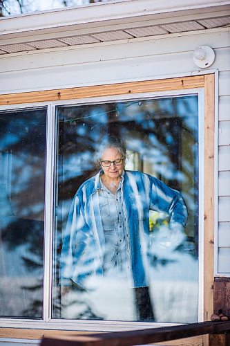 MIKAELA MACKENZIE / WINNIPEG FREE PRESS

Ainslie Davis, Sandy Hook based painter, poses for a portrait in a window of her home (where she paints in the winter with a view of the lake) on Sunday, March 29, 2020. 
Winnipeg Free Press 2020