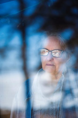 MIKAELA MACKENZIE / WINNIPEG FREE PRESS

Ainslie Davis, Sandy Hook based painter, poses for a portrait in a window of her home (where she paints in the winter with a view of the lake) on Sunday, March 29, 2020. 
Winnipeg Free Press 2020