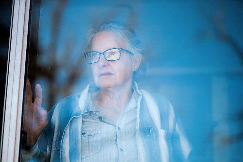 MIKAELA MACKENZIE / WINNIPEG FREE PRESS

Ainslie Davis, Sandy Hook based painter, poses for a portrait in a window of her home (where she paints in the winter with a view of the lake) on Sunday, March 29, 2020. 
Winnipeg Free Press 2020