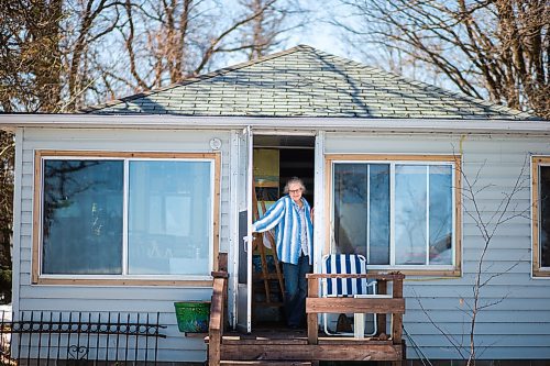 MIKAELA MACKENZIE / WINNIPEG FREE PRESS

Ainslie Davis, Sandy Hook based painter, poses for a portrait in the back doorway of her home (where she paints in the winter with a view of the lake) on Sunday, March 29, 2020. 
Winnipeg Free Press 2020