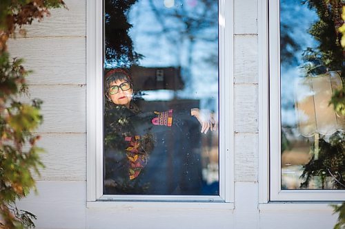 MIKAELA MACKENZIE / WINNIPEG FREE PRESS

Heidi Hunter, Winnipeg Beach based multidisciplinary artist, poses for a portrait in her window on Sunday, March 29, 2020. Hunter has been self-isolating since March 10th, and says that life right now is "breathing and drawing."
Winnipeg Free Press 2020