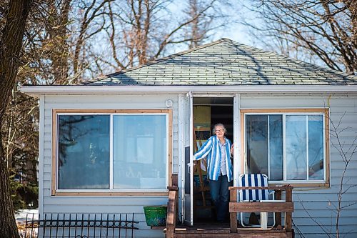 MIKAELA MACKENZIE / WINNIPEG FREE PRESS

Ainslie Davis, Sandy Hook based painter, poses for a portrait in the back doorway of her home (where she paints in the winter with a view of the lake) on Sunday, March 29, 2020. 
Winnipeg Free Press 2020